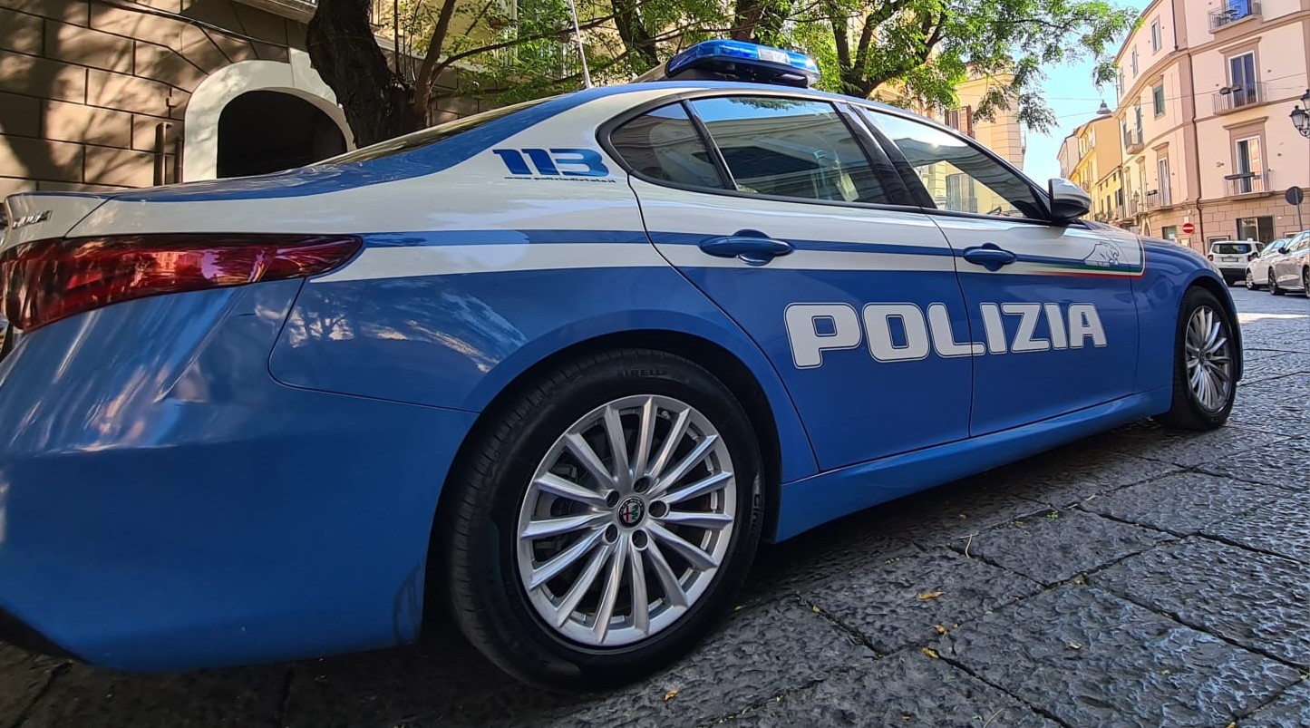 Incidente a Palermo, scontro violento tra moto e volante della polizia: tre feriti
