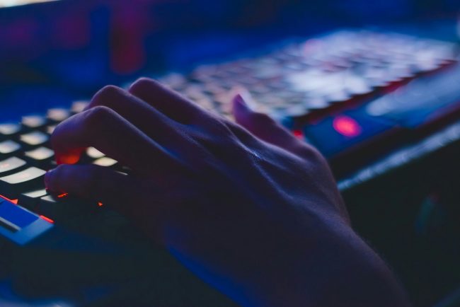 Streaming illecito, la lotta alla pirateria passa davanti allo schermo: 10 indagati, 4 regioni coinvolte