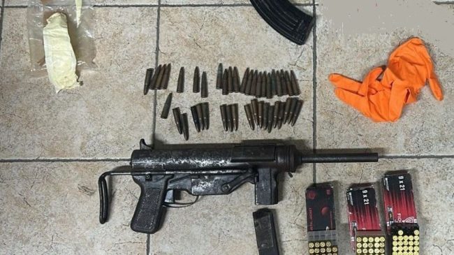 Noto, scoperto un arsenale in un casolare abbandonato: arrestati tre giovani