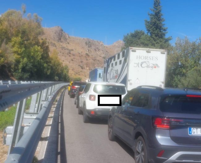 Incidente A19, traffico paralizzato dopo lo svincolo di Termini Imerese