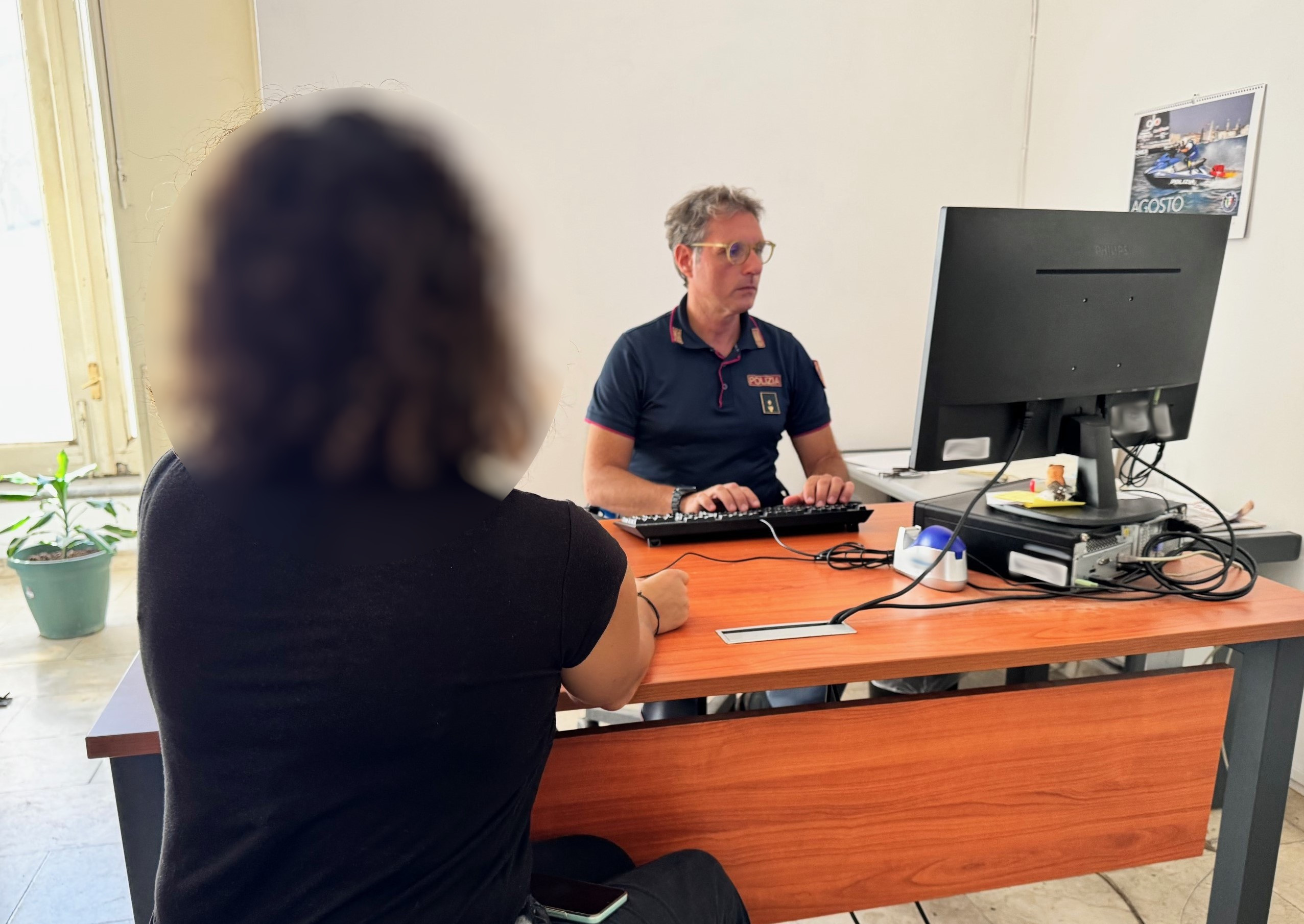 “Oggi qualcuno muore”: 30enne tira per i capelli e sfregia la suocera con frammenti di vetro