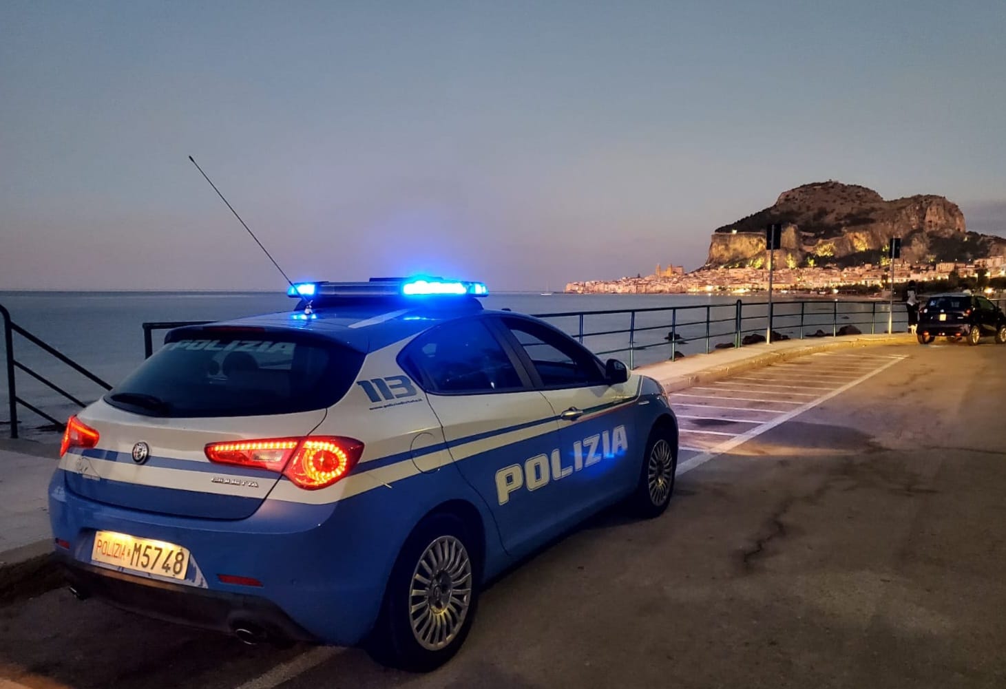 Cefalù: 19enne denunciato per blocco stradale e disturbo della quiete pubblica