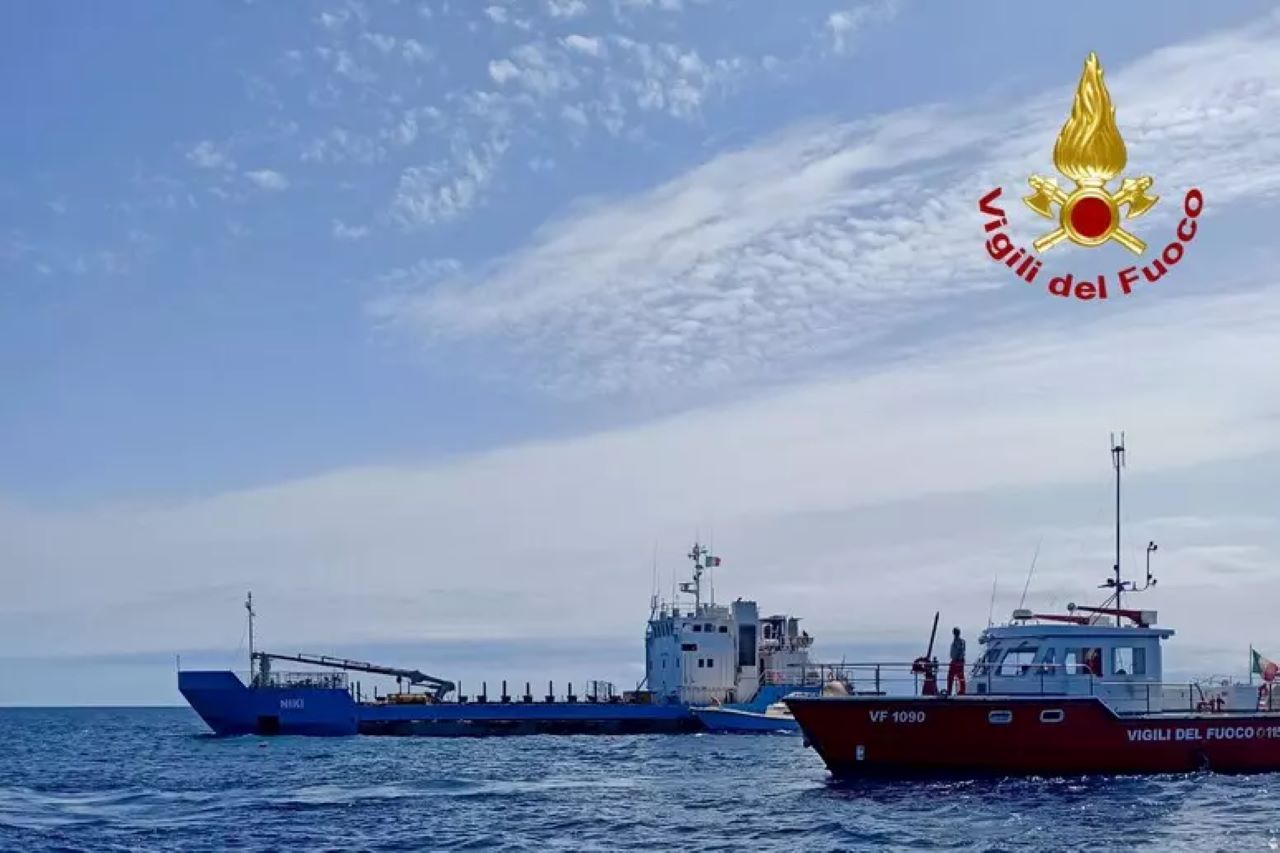 Peschereccio finisce contro gli scogli e s’incaglia al largo di Porticello: illeso l’equipaggio