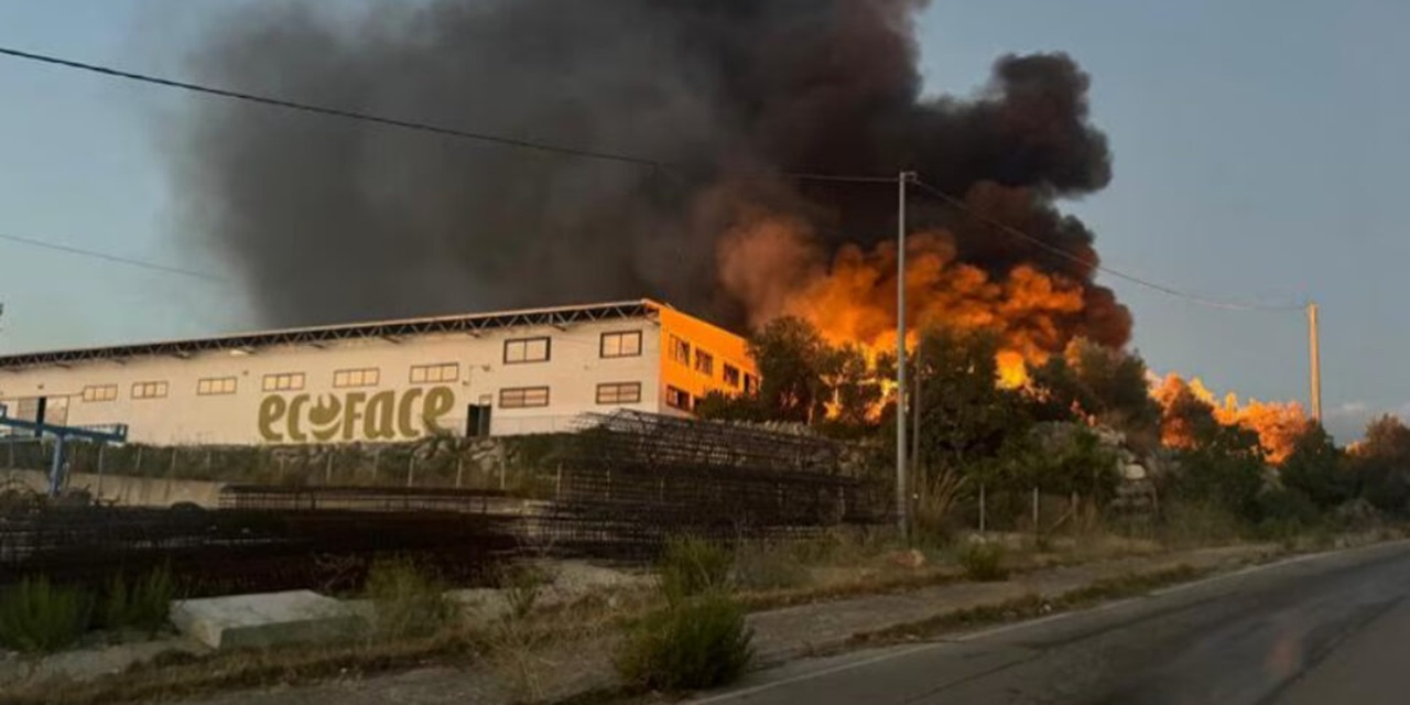 Ravanusa, maxi incendio all’impianto Ecoface: nube tossica e allerta per i cittadini