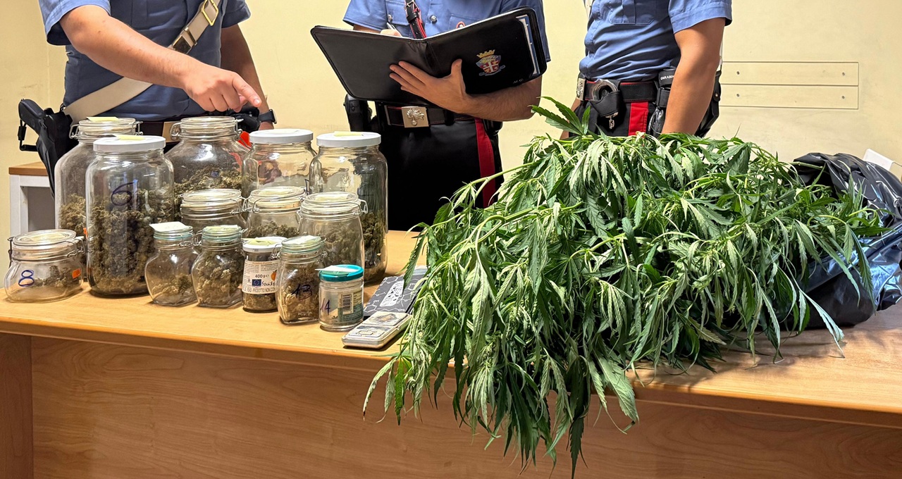 Nascondeva marijuana in casa e nel suo negozio: arrestato 22enne nel Ragusano