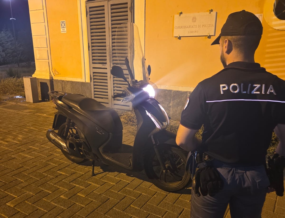Catania, si presenta in Commissariato per la firma a bordo di uno scooter rubato: denunciato 43enne