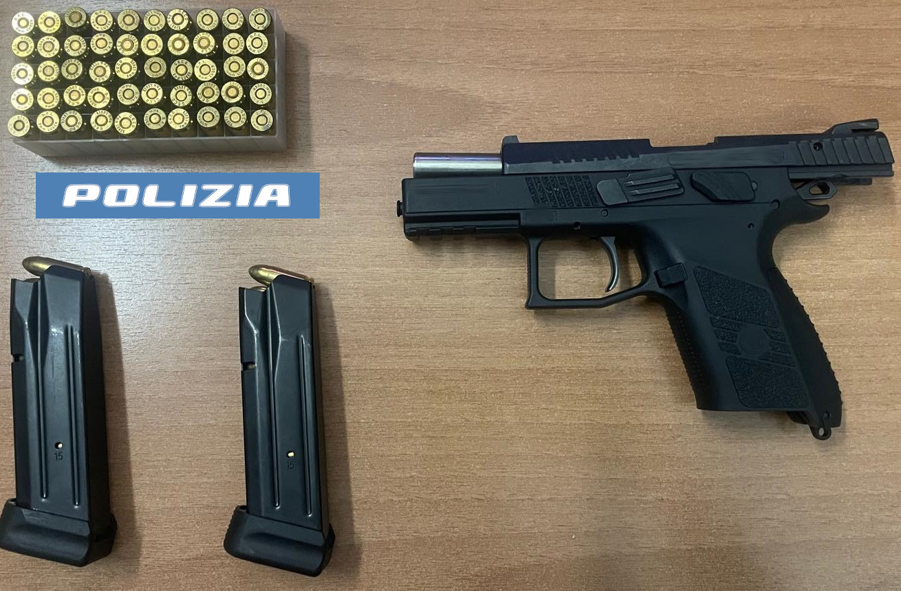 Con una semiautomatica pronta a sparare nello scooter e oltre 80 munizioni: un arresto a San Giovanni Galermo