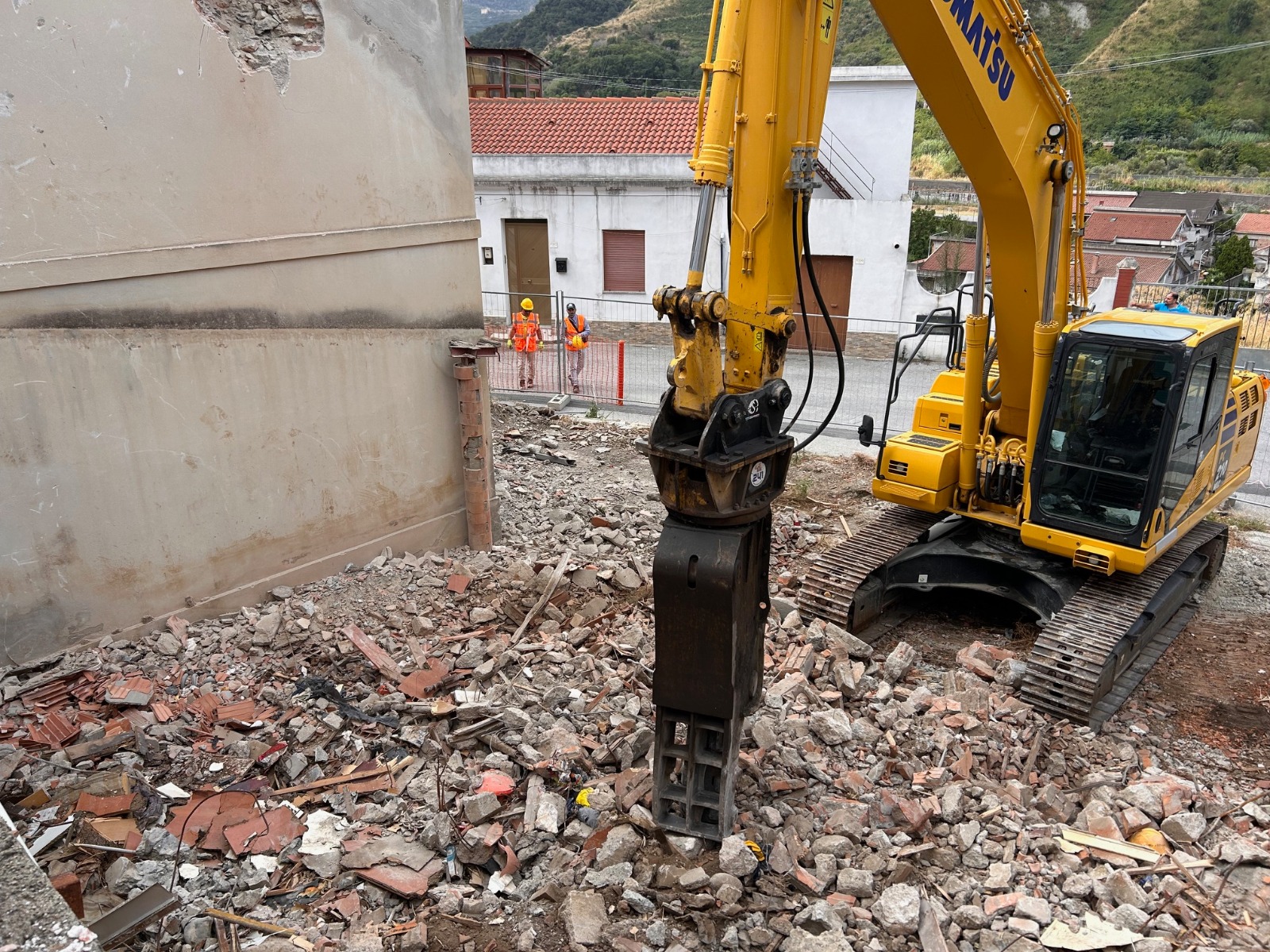 Saponara, demolito l’edificio della tragedia del 2011: al suo posto sorgerà un giardino della memoria