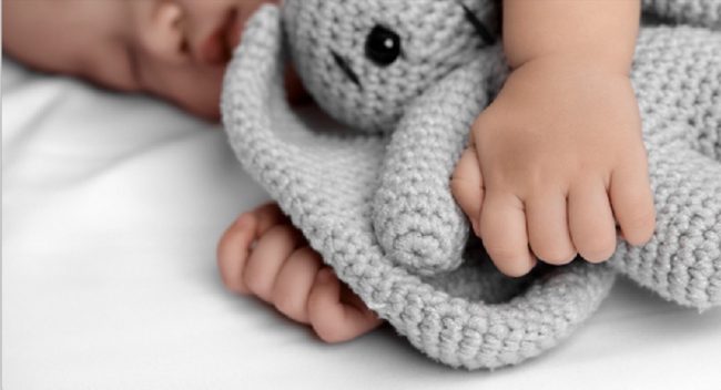 Si sente male e muore nel letto accanto al figlio di due anni