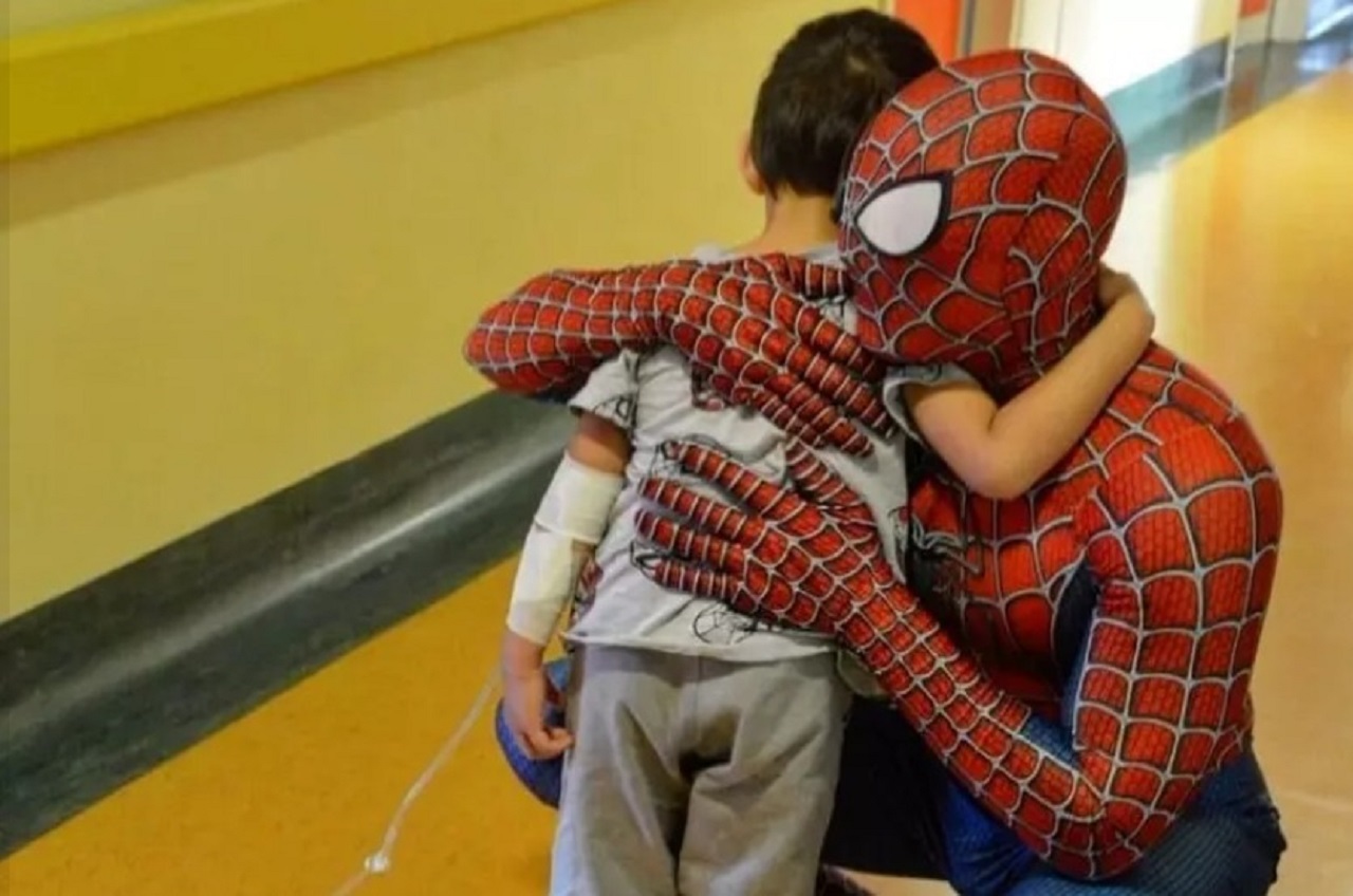 Spider-Man dona sorrisi e speranze “dondolando” tra le corsie dell’ospedale di Sciacca