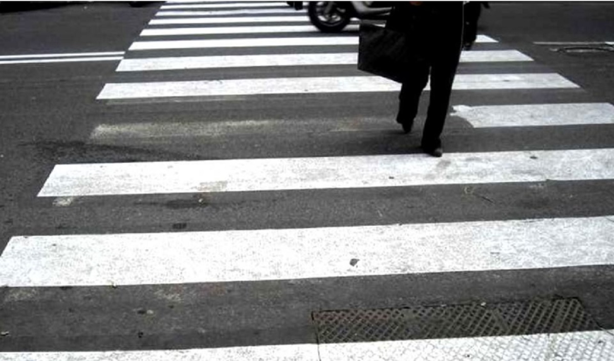 Investito mentre attraversa la strada, ricoverato un anziano