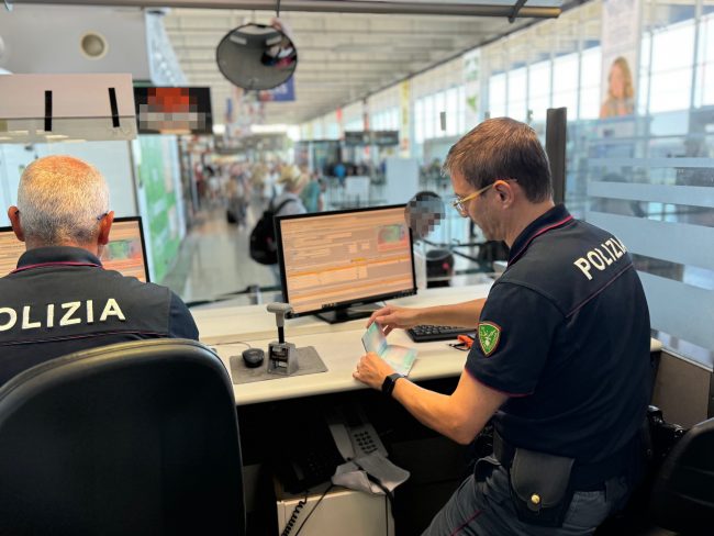 Catania, tenta di partire con documento falso: 33enne arrestata in aeroporto dalla Polizia di Stato