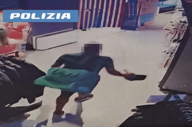 Catania, tenta di rubare abbigliamento sportivo e aggredisce commesso: 35enne denunciato