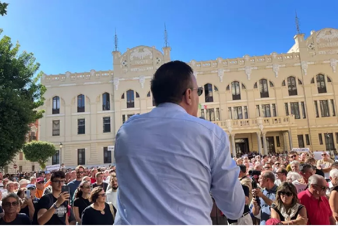In piazza per chiedere le dimissioni del sindaco di Trapani: “Te ne devi annà”