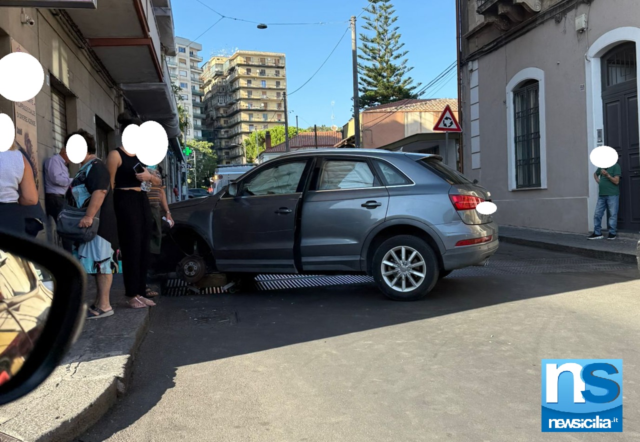 Catania, perde controllo dell’auto e si schianta contro saracinesca di un negozio in via del Bosco