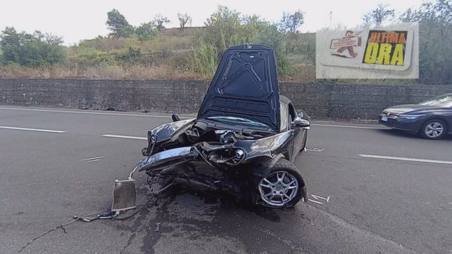 Incidente a Caltagirone, Porsche fuori controllo si ferma al centro della carreggiata