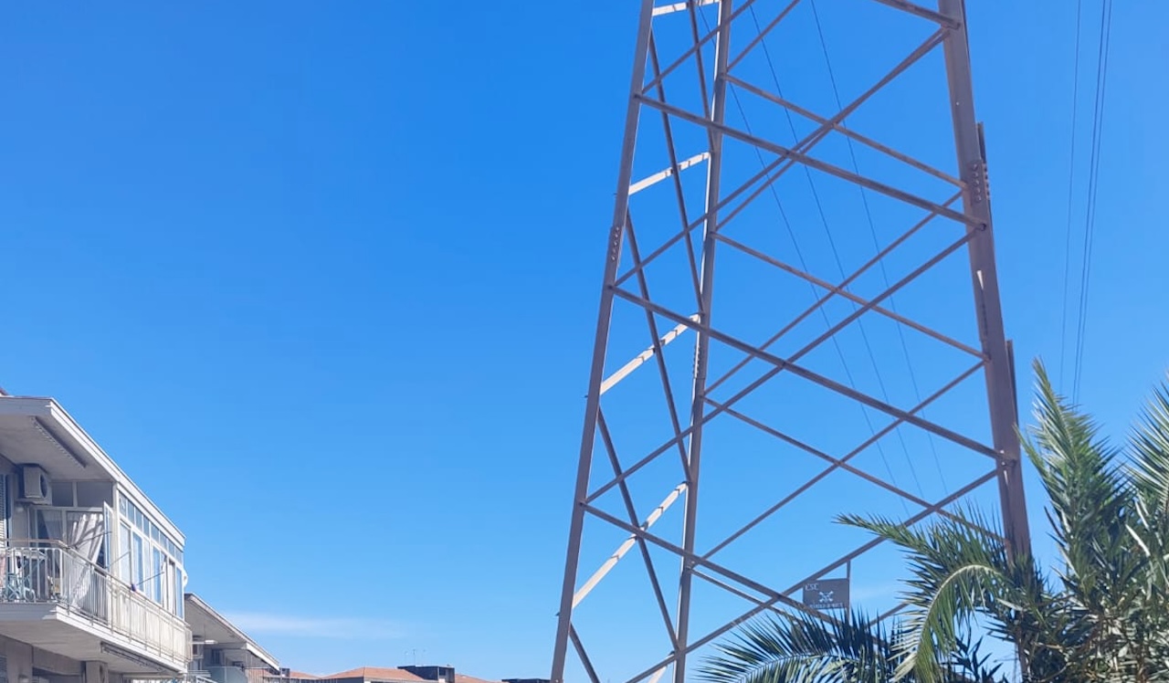San Giorgio, avviati i lavori per mettere in sicurezza il traliccio di viale Grimaldi