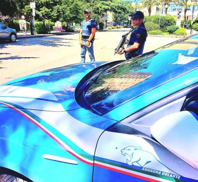 Lascia il braccialetto elettronico in auto per avvicinarsi all’ex moglie: arrestato