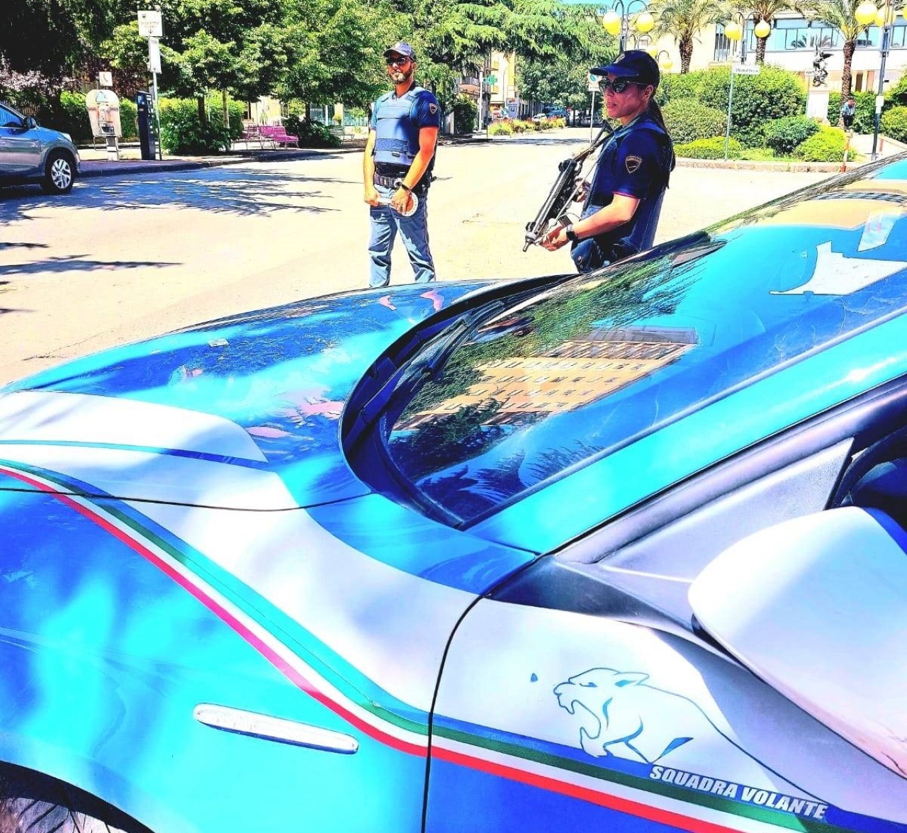 Lascia il braccialetto elettronico in auto per avvicinarsi all’ex moglie: arrestato