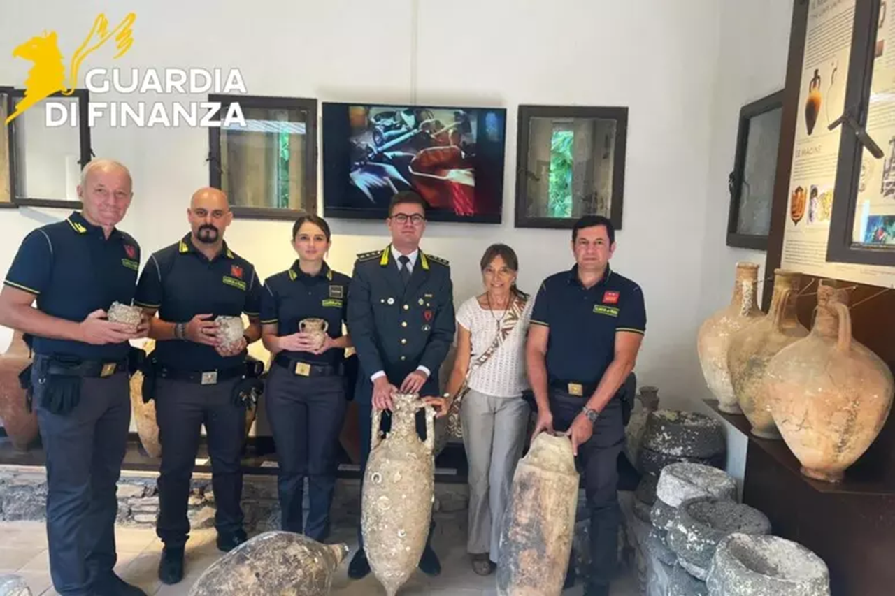Messina, la Guardia di Finanza consegna sei anfore antiche al Parco Archeologico di Naxos Taormina