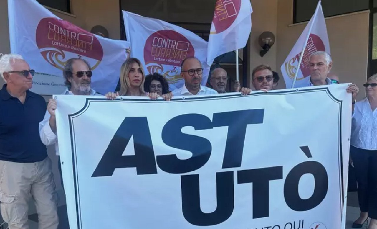 Palermo, “necrologio del merito” davanti alla sede Ast: Faraone contro la nomina di Genovese
