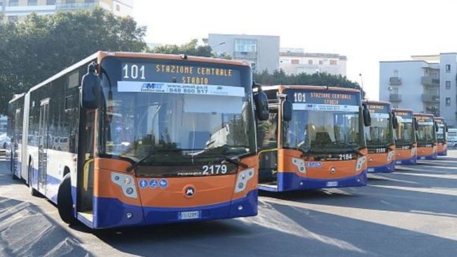 Palermo, lancio di pietre contro un autobus: autista ferito all’occhio