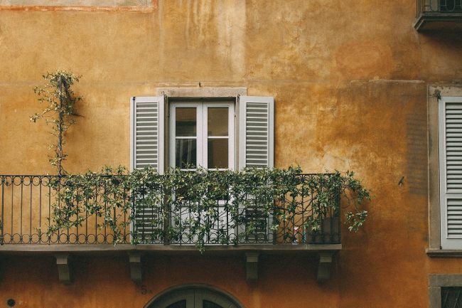 Dramma a Camporotondo Etneo, donna tenta di togliersi la vita gettandosi dal balcone: è grave