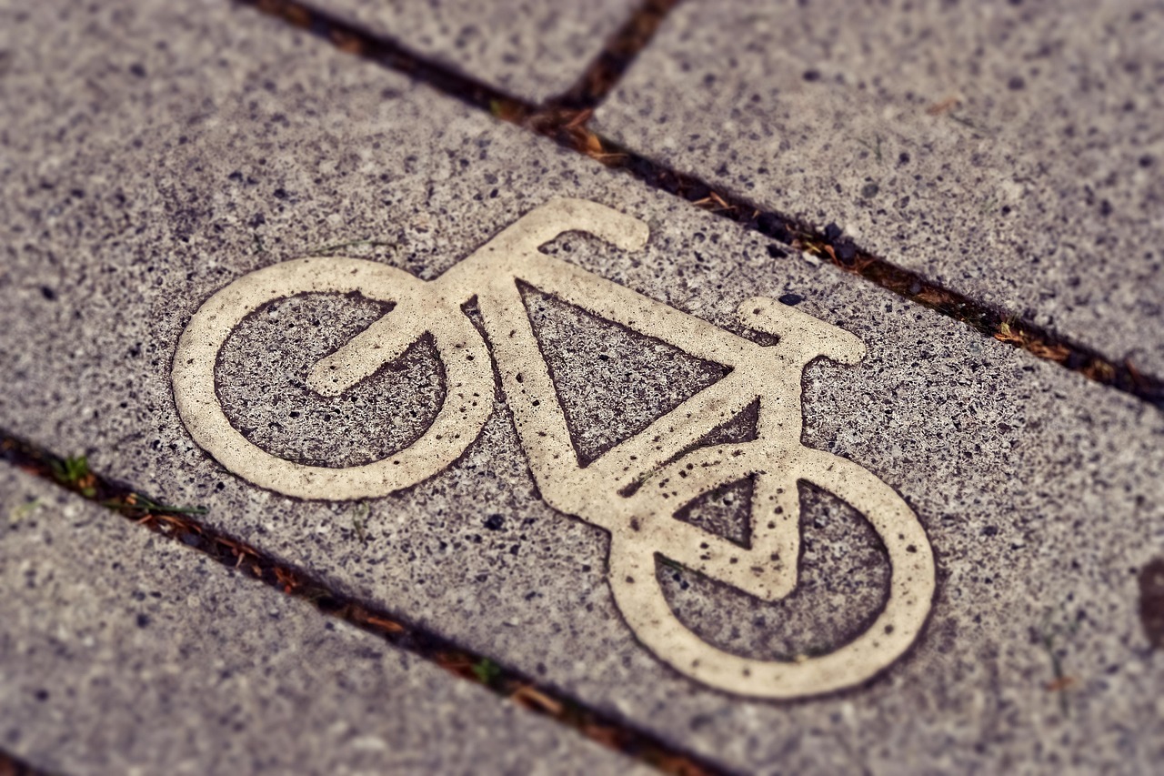 Siracusa, camion investe ciclista: trasportata in ospedale