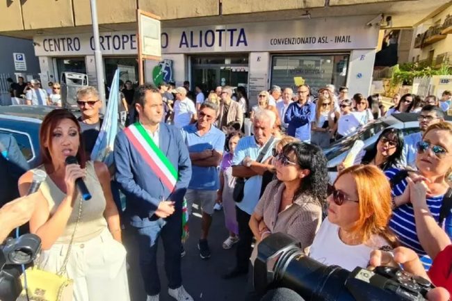 Gela in protesta davanti l’ospedale: “No alla riduzione dei posti letto”