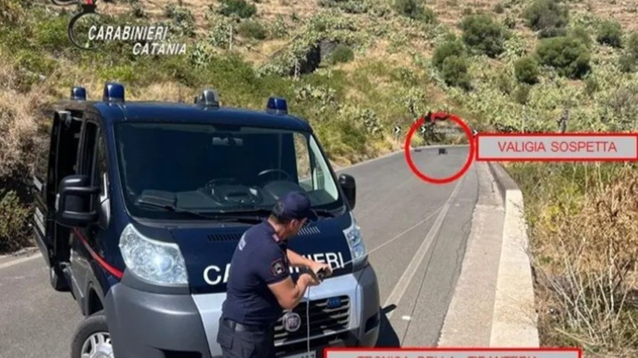 Valigia sospetta sui binari nel Catanese