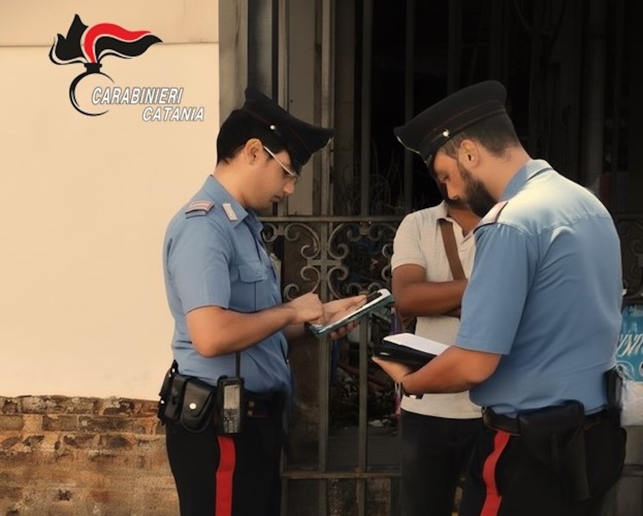 Catania, straniero minaccia e aggredisce un uomo in piazza Scammacca: arrestato per tentata estorsione e ricettazione