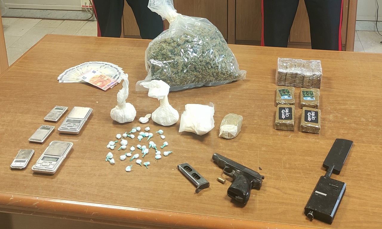 Droga, armi e banconote false: arrestato 58enne nell’Ennese