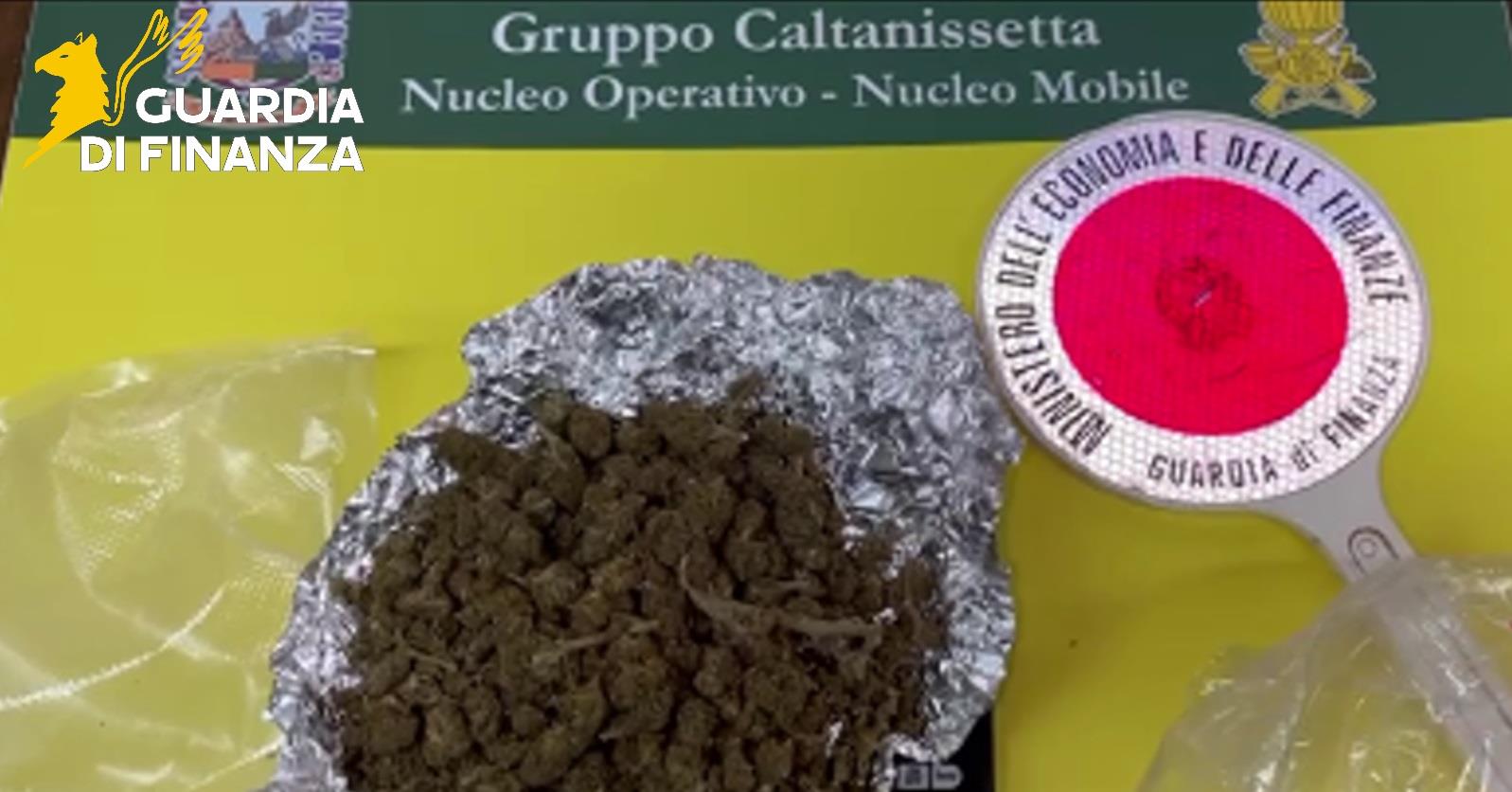 Caltanissetta, sequestrati 500 grammi di marijuana: due arresti nell’operazione “Delivery Express”