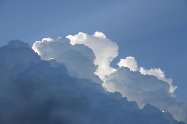 Meteo Sicilia, più nuvole ma ancora clima estivo: le previsioni per domani