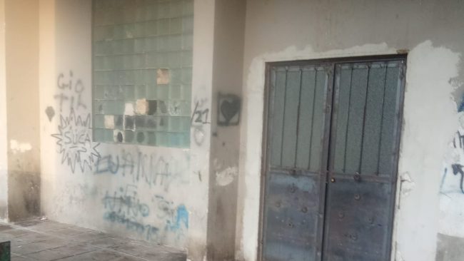 Catania, ascensore distrutto a Librino: tre disabili bloccati in casa da mesi