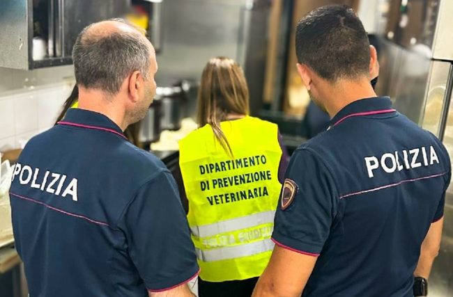 Catania, controlli in due locali del Lungomare: pesce congelato venduto per fresco. Sanzioni per 21mila euro