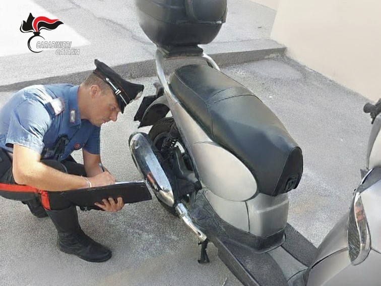 Paternò, scooter rubato “mascherato” con un’altra targa: 22enne denunciato dai carabinieri