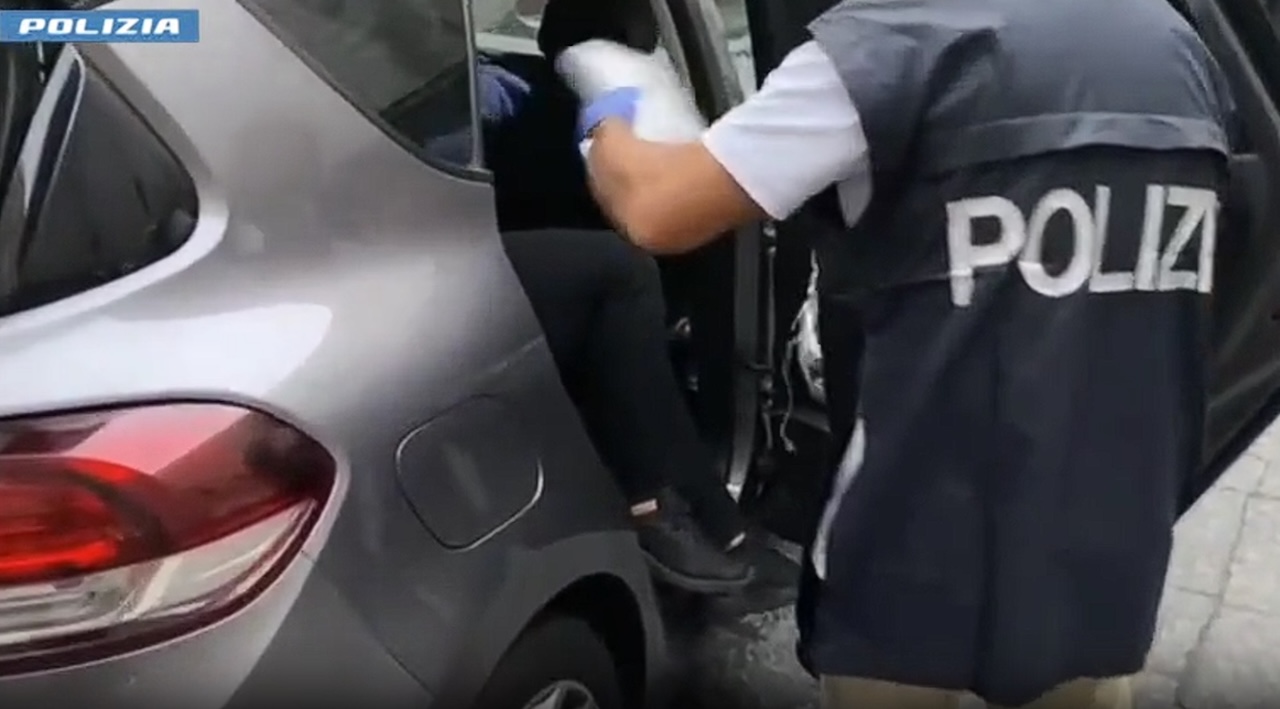 Catania, arrestato al casello di San Gregorio con 27 chili di cocaina nascosti in auto