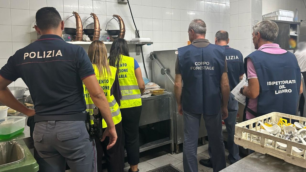 Pesce non tracciato e lavoratori in nero in locali di Giarre e Aci Catena: multe per oltre 65mila euro