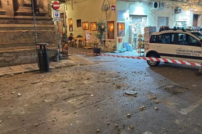 Palermo, crolla il cornicione della chiesa di Santa Ninfa: ferita turista