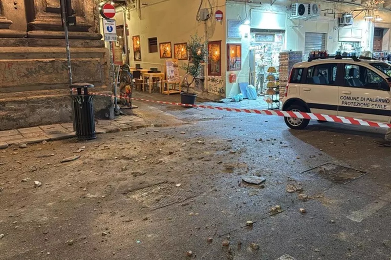 Palermo, crolla il cornicione della chiesa di Santa Ninfa: ferita turista