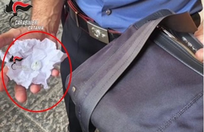 Giarre, 20enne fugge a piedi scalzi per evitare un controllo: denunciato per droga e resistenza