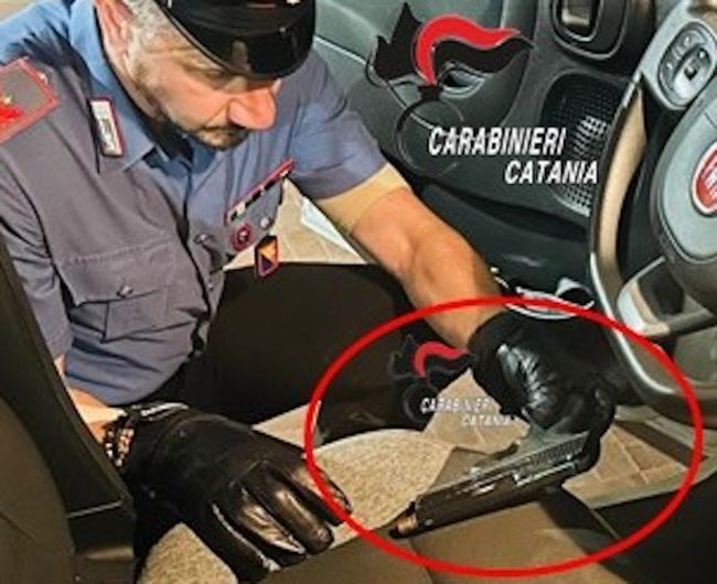 Inseguimento nella notte a Catania, bloccati tre giovani: uno aveva una pistola modificata