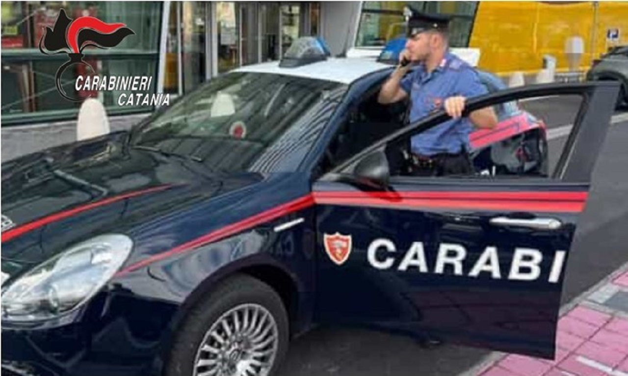 Prova a non pagare e aggredisce i dipendenti del market: arrestata 53enne catanese