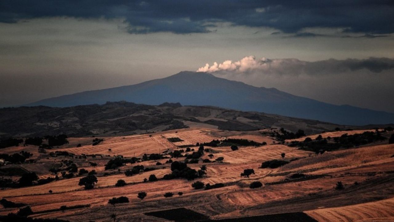 Etna in attività, “pioggia” di cenere vulcanica dai crateri sommitali: scatta l’allerta arancione per l’aviazione