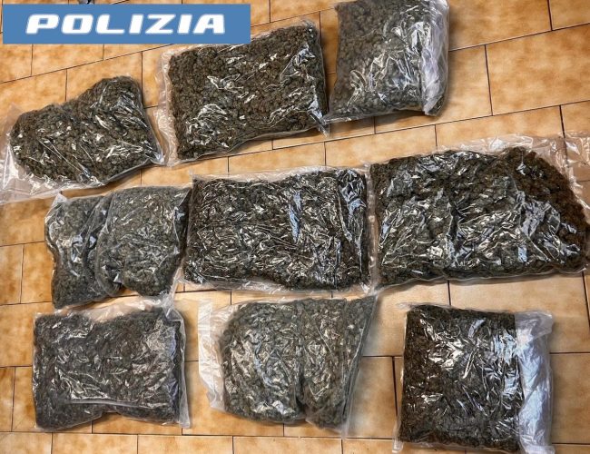 Catania, tenta la fuga al posto di blocco: arrestato con quasi 10 kg di marijuana nell’auto noleggiata