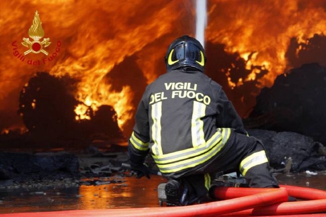 A fuoco un’auto e un furgone nel Catanese: il proprietario è lo stesso