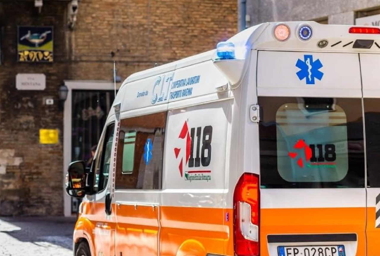 Incidente a Ispica, Fiat Panda contro un muro: due giovani intrappolati