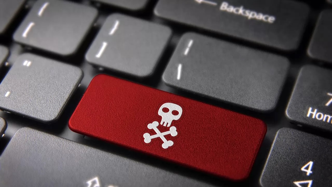 Allarme pirateria tra Sicilia, Italia e Mondo: 8 arresti