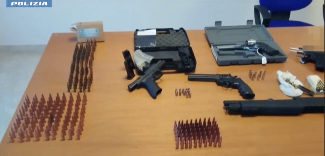 Lentini, arrestato latitante: nel covo scoperto un arsenale nascosto in una parete